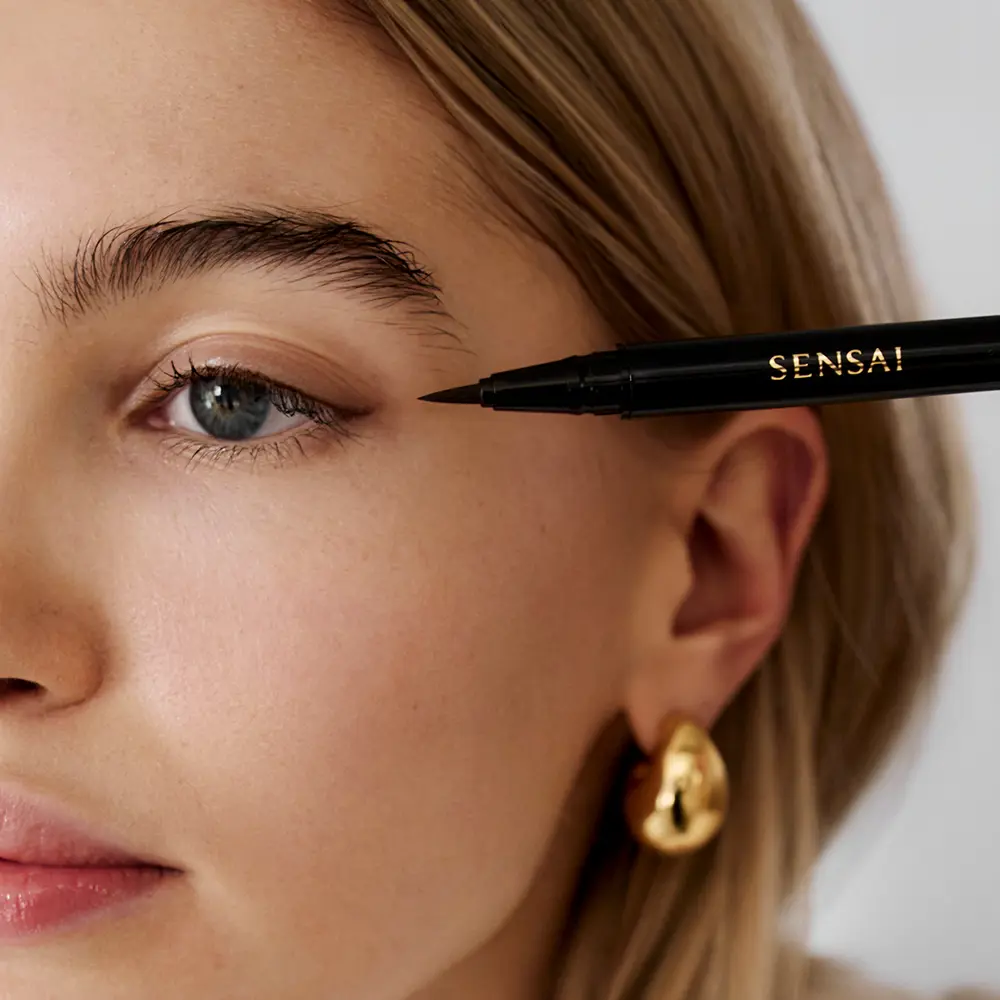 SENSAI DESIGNING liquid eyeliner #01-Black 0.6 ml SENSAI DESIGNING liquid eyeliner #01-Black 0.6 ml - Image 4