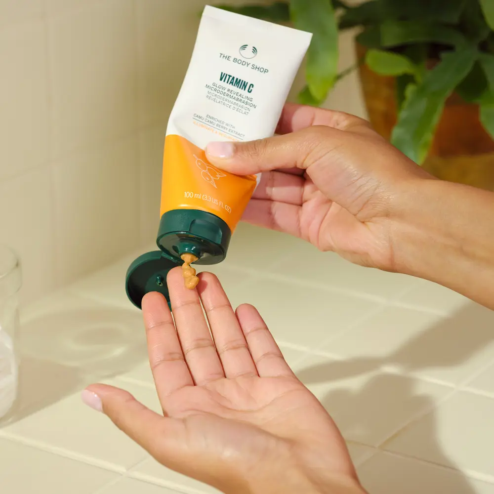 THE BODY SHOP Microdermabrasion illuminatrice à la vitamine C 100 ml THE BODY SHOP Microdermabrasion illuminatrice à la vitamine C 100 ml