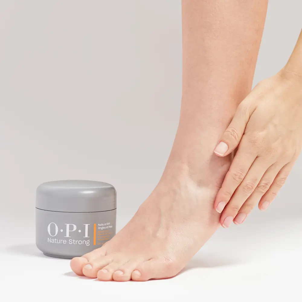 OPI NATURE STRONG SKINCARE Hand- und Fußpeeling 250 ml